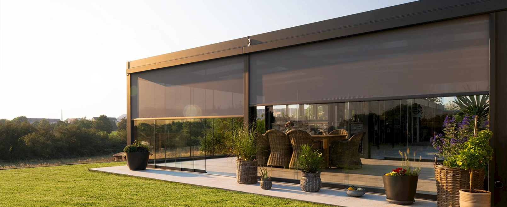 Zwei moderne Terrassendächer an einem Einfamilienhaus mit Glasdach, farbigen Markisen (grün und rot) und Beschriftungen zu Maßen, Glas-Schiebetüren und Seitenelementen.