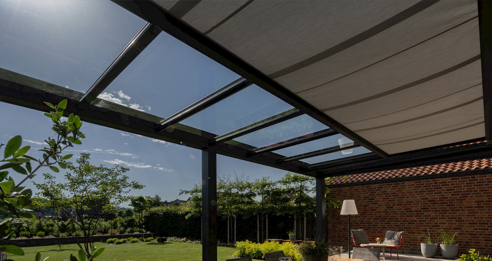 Terrassenüberdachung mit Markise in Beige bei Sonnenschein