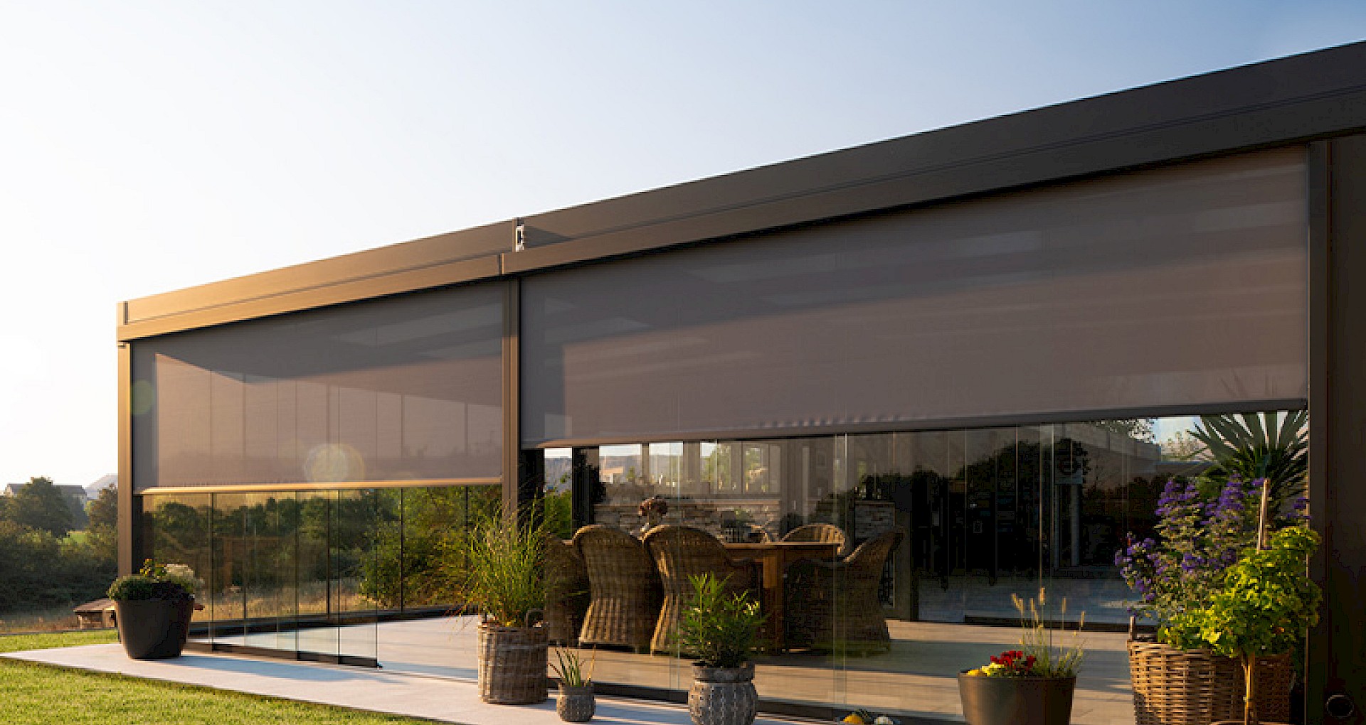 Terrassenüberdachung mit Markise in Beige bei Sonnenschein