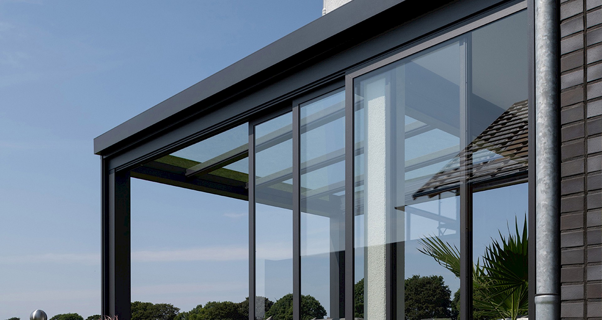 Terrassenüberdachung mit Markise in Beige bei Sonnenschein