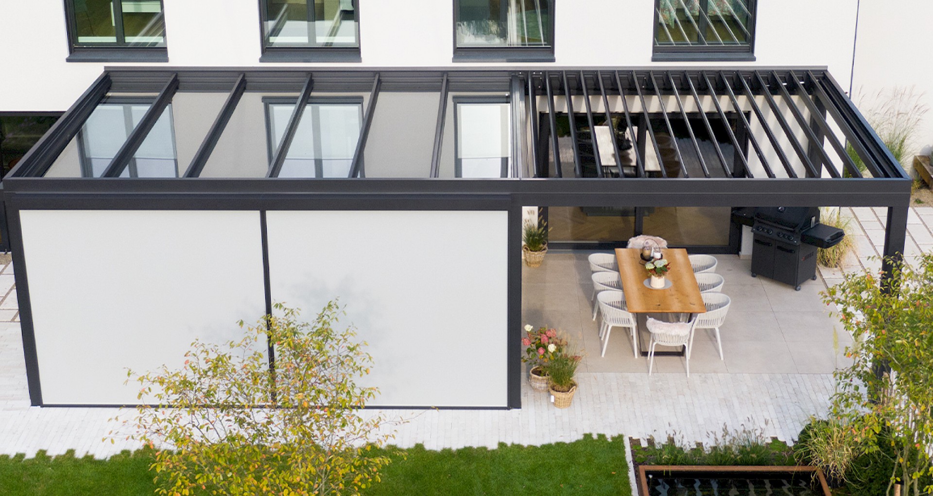 Terrassenüberdachung mit Markise in Beige bei Sonnenschein