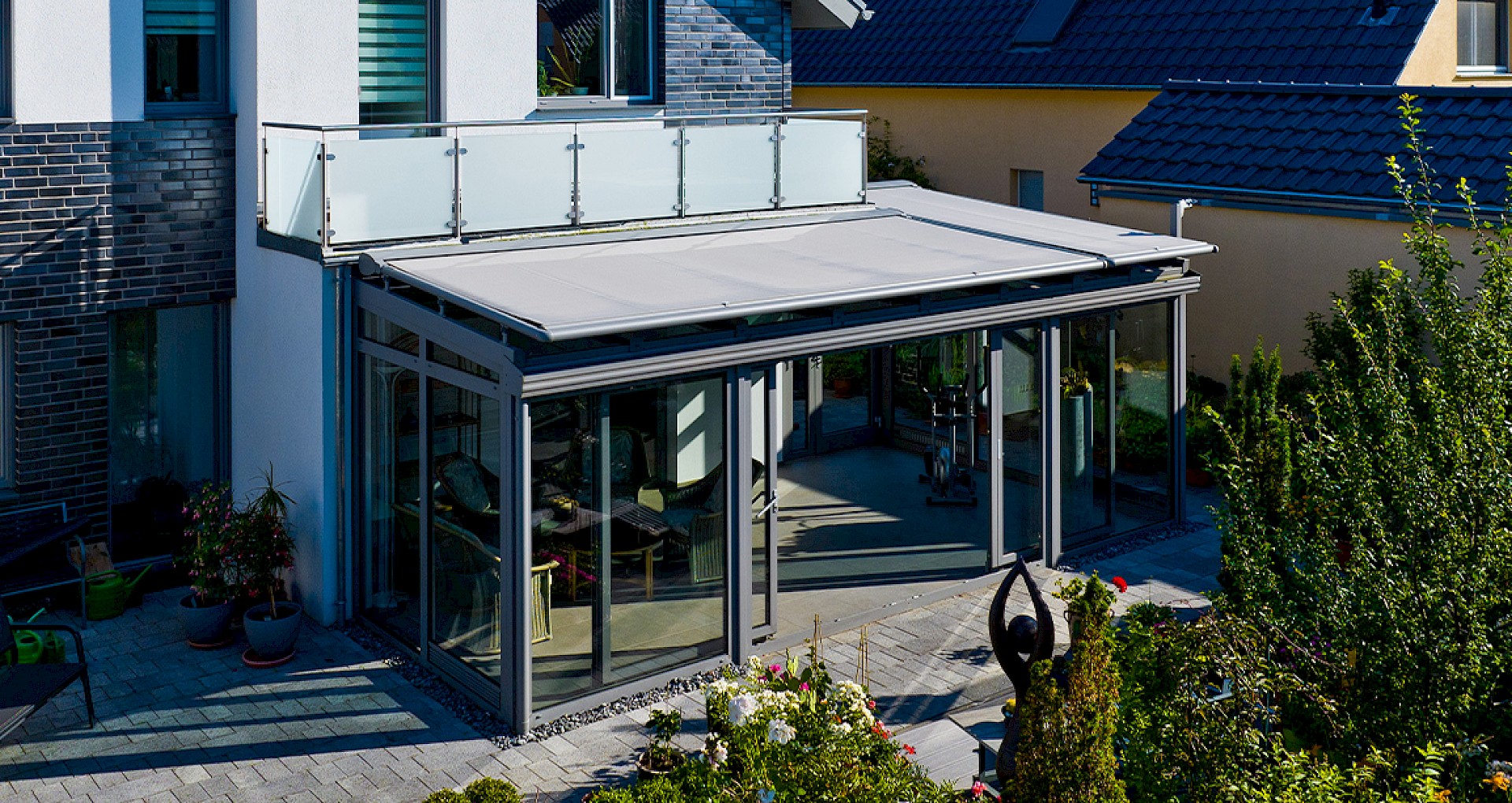 Terrassenüberdachung mit Markise in Beige bei Sonnenschein