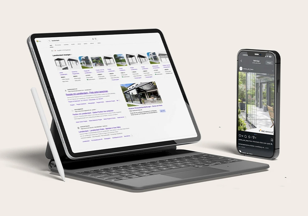 Tablet mit Tastatur zeigt Suchergebnisse für Lamellendächer, daneben Smartphone mit geöffneter Social-Media-Ansicht