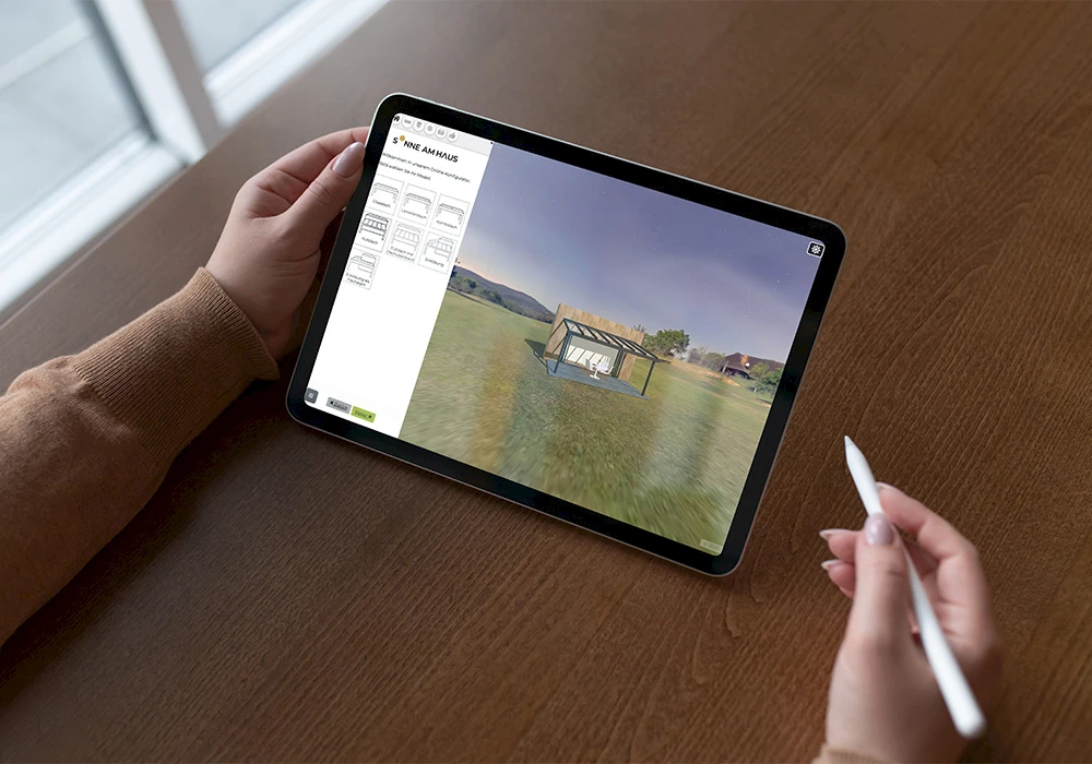 Person hält ein Tablet mit 3D-Konfigurator für eine Terrassenüberdachung und bedient den Bildschirm mit einem Stift
