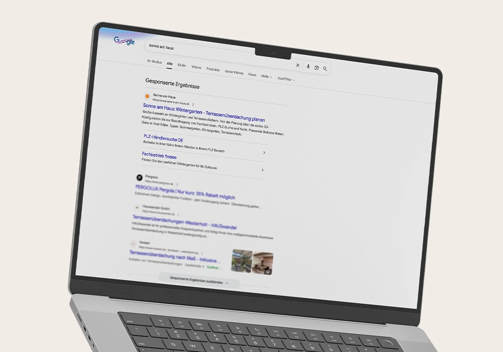 Person arbeitet an einem Laptop, während über dem Bildschirm grafische Symbole und das Wort „Ads“ eingeblendet sind