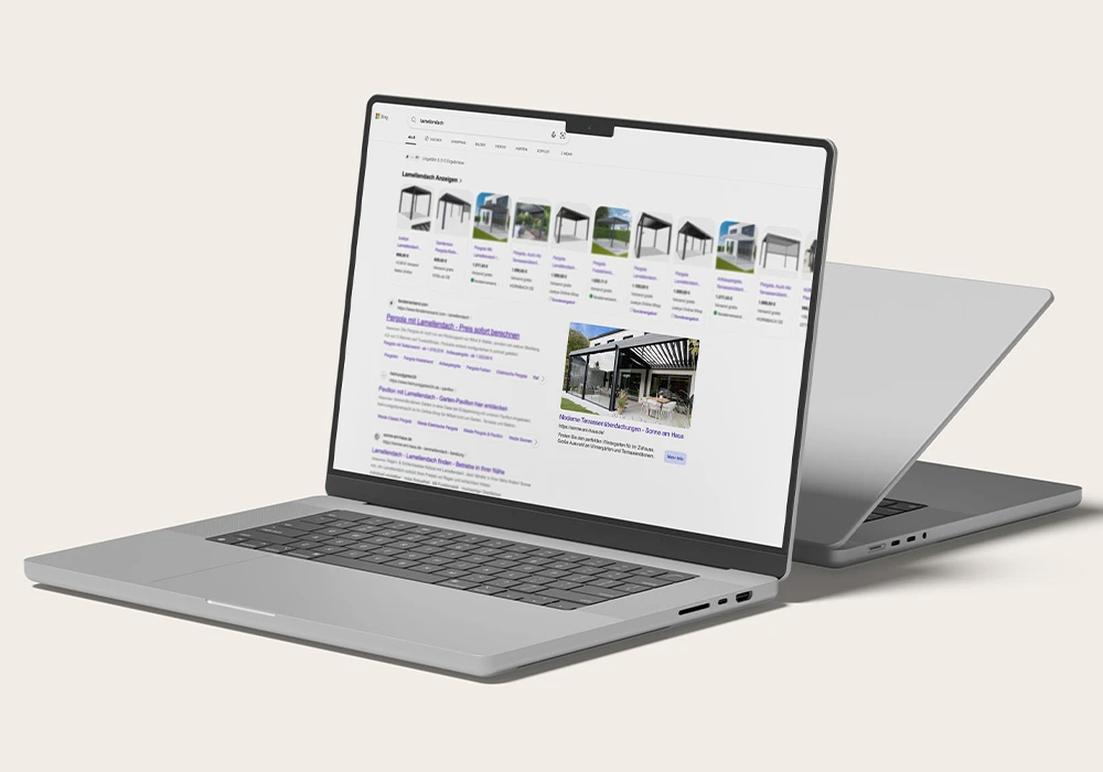 Zwei aufgeklappte Laptops zeigen eine Suchergebnisseite mit Produktanzeigen für Lamellendächer