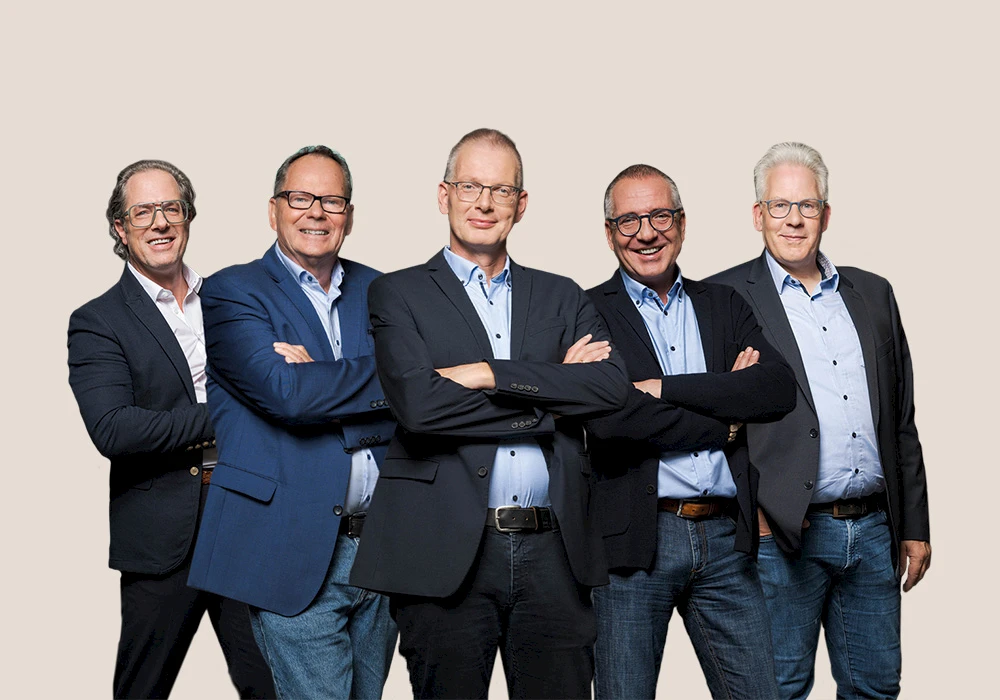 Fünf Männer in Business-Kleidung stehen nebeneinander mit verschränkten Armen vor hellem Hintergrund