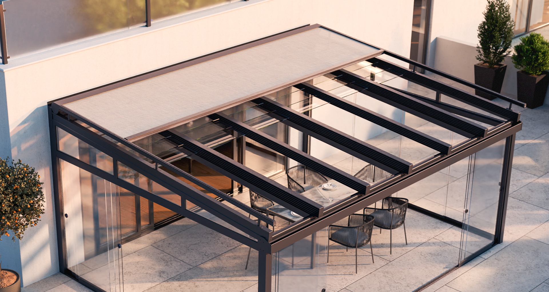 Moderner Sommergarten mit Glaswänden und stimmungsvoller LED-Beleuchtung bei Sonnenuntergang, eingerichtet mit gemütlichen Rattanmöbeln.