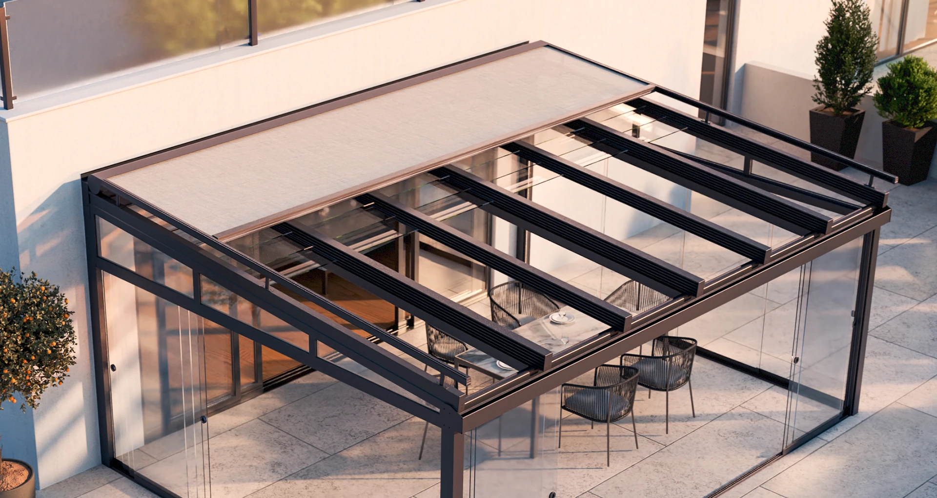 Moderner Sommergarten mit Glaswänden und stimmungsvoller LED-Beleuchtung bei Sonnenuntergang, eingerichtet mit gemütlichen Rattanmöbeln.