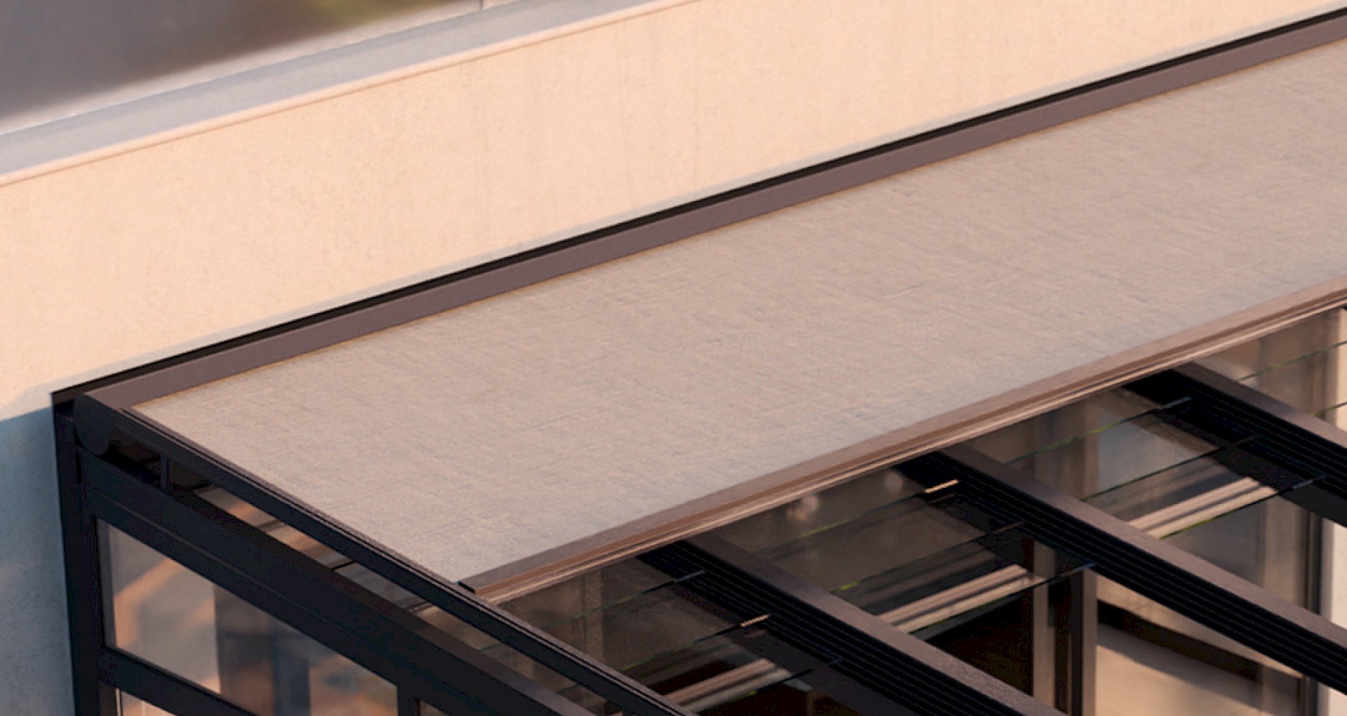 Terrassenüberdachung mit Markise in Beige bei Sonnenschein