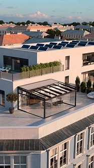 Glas-Schiebe-Dach im von weitem auf einer Dachterrasse