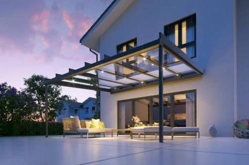 SunCHill OUT_line mit obenliegenden Dachsparren am Abend mit Beleuchtung